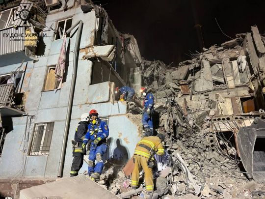 Рятувальники знайшли тіла 10 загиблих внаслідок обстрілу Запоріжжя 2 березня, розбір завалів продовжується (фото)