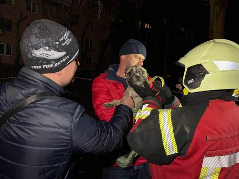 Рятувальники знайшли тіла 10 загиблих внаслідок обстрілу Запоріжжя 2 березня, розбір завалів продовжується (фото)