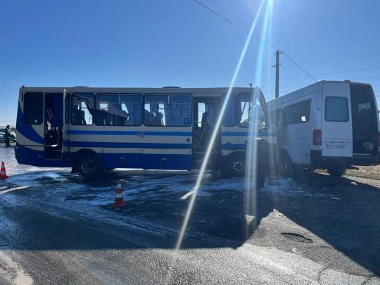 Велика ДТП з автобусом у Прикарпатті: госпіталізовано понад 20 осіб (фото)