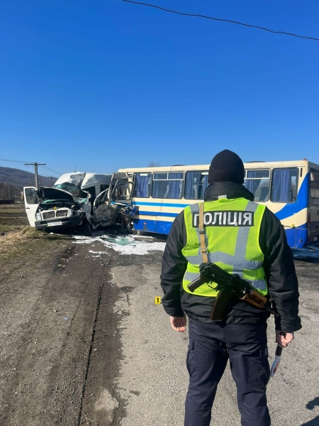 Велика ДТП з автобусом у Прикарпатті: госпіталізовано понад 20 осіб (фото)