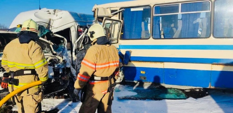 Велика ДТП з автобусом у Прикарпатті: госпіталізовано понад 20 осіб (фото)