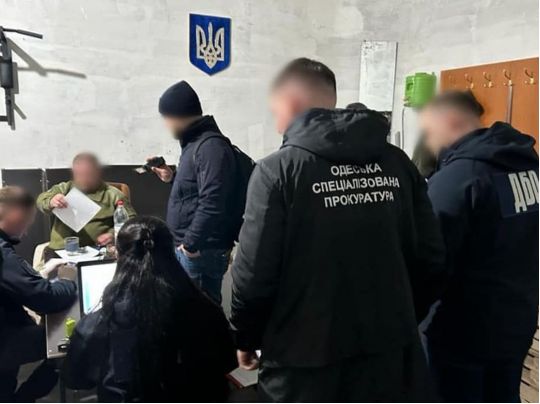 Вимагав з військового 120 тисяч за переведення з частини: затримано підполковника-корупціонера