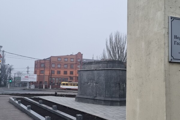 В Одессе стену за постаментом памятника Суворову завесили баннером против РПЦ