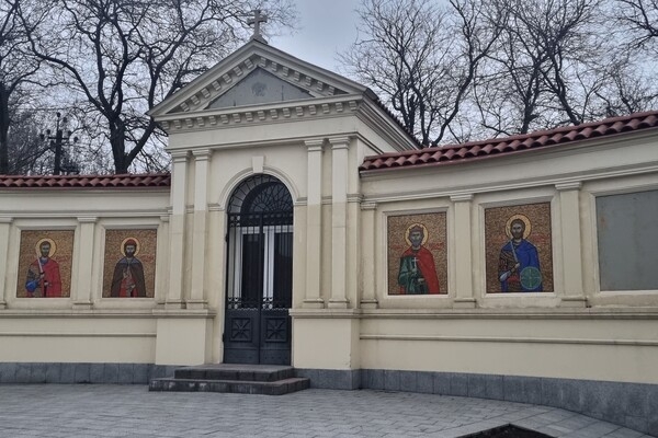 В Одессе стену за постаментом памятника Суворову завесили баннером против РПЦ
