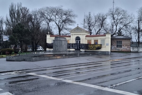 В Одессе стену за постаментом памятника Суворову завесили баннером против РПЦ