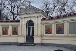 В Одессе стену за постаментом памятника Суворову завесили баннером против РПЦ