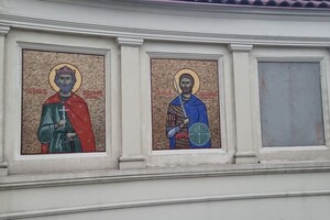 В Одессе стену за постаментом памятника Суворову завесили баннером против РПЦ
