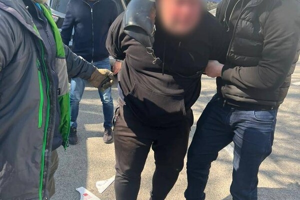 Житель Одесского района перевозил мужчин за границу под видом волонтеров 