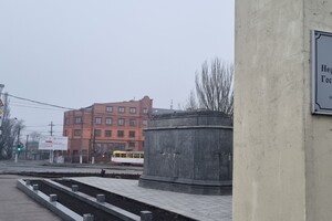 В Одессе стену за постаментом памятника Суворову завесили баннером против РПЦ
