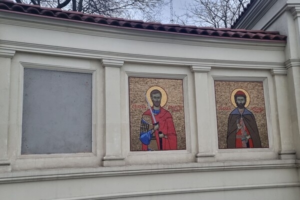 В Одессе стену за постаментом памятника Суворову завесили баннером против РПЦ