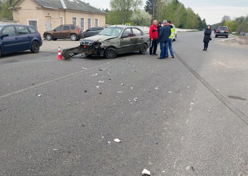 На Житомирщині некерований мікроавтобус смертельно травмував велосипедисток (фото)