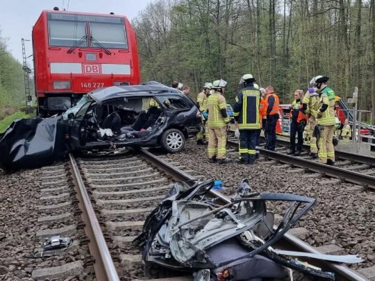 У Німеччині поїзд на повній швидкості врізався в автомобіль: загинуло троє людей (фото)