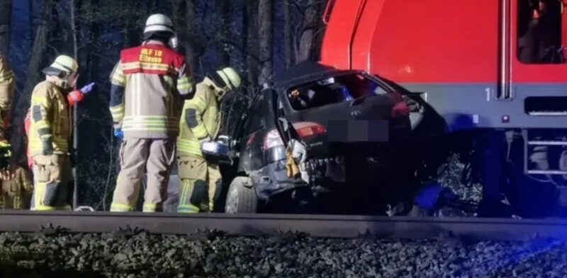 У Німеччині поїзд на повній швидкості врізався в автомобіль: загинуло троє людей (фото)