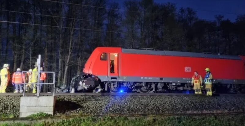 У Німеччині поїзд на повній швидкості врізався в автомобіль: загинуло троє людей (фото)