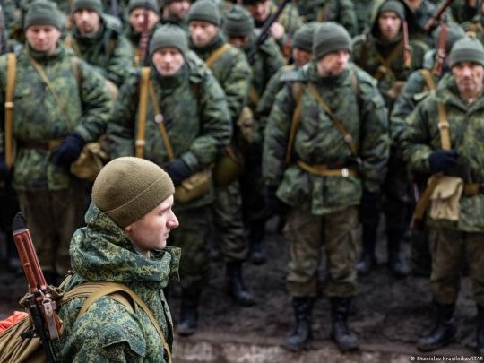 Заслуговує на «премію Дарвіна»: демонструючи сміливість, російський офіцер застрелився на очах у підлеглих