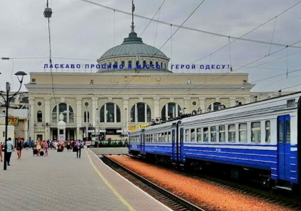Из-за атаки россиян пять поездов одесского направления курсируют с задержкой