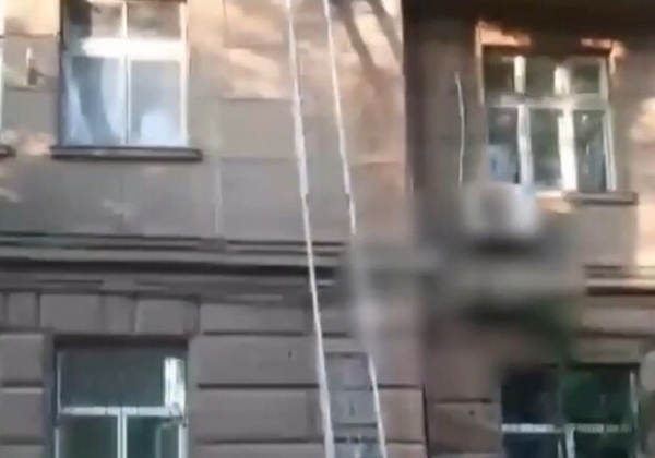 В Одессе женщина решила сходить в гости через балкон, но застряла