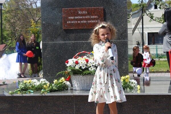 В Одесской области открыли памятник Матери