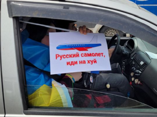 «Російський літак іди на*уй»: Грузія зустріла масовими протестами перший за чотири роки прямий рейсовий літак з рф