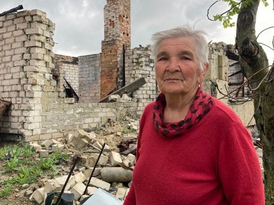 «У мене на городі 12 вирв від російських снарядів. А між ними ростуть огірки»: єдина мешканка зруйнованого села на Харківщині