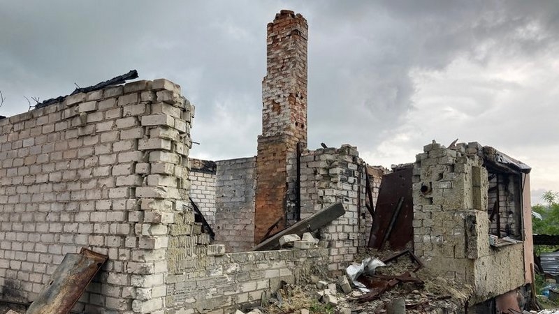 «У мене на городі 12 вирв від російських снарядів. А між ними ростуть огірки»: єдина мешканка зруйнованого села на Харківщині