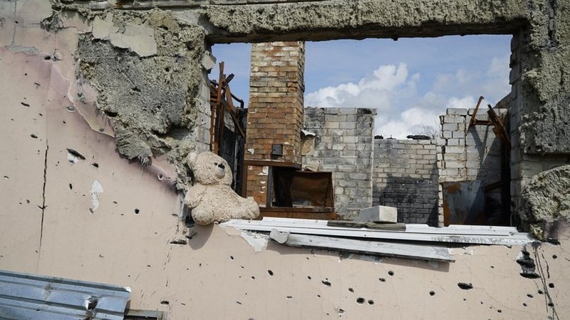 «У мене на городі 12 вирв від російських снарядів. А між ними ростуть огірки»: єдина мешканка зруйнованого села на Харківщині