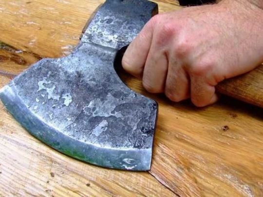 Вдарив гостя сокирою декілька раз в&nbsp;голову та&nbsp;шию: під Сумами суперечка знайомих закінчилась вбивством