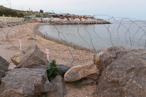 Одесские пляжи укрепляют колючей проволокой для препятствия прохода к морю