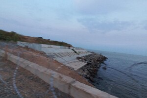 Одесские пляжи укрепляют колючей проволокой для препятствия прохода к морю