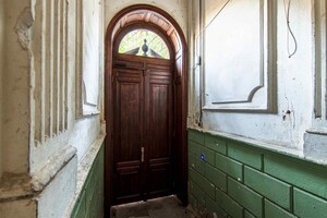 В центре Одессы отреставрировали еще одну историческую дверь