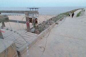 Одесские пляжи укрепляют колючей проволокой для препятствия прохода к морю