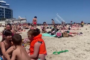 В ОВА говорят, что пока рано говорить об открытии пляжного сезона в Одессе, но на пляжах аншлаг