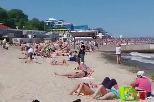 В ОВА говорят, что пока рано говорить об открытии пляжного сезона в Одессе, но на пляжах аншлаг