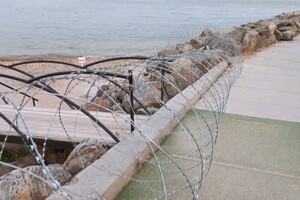 Одесские пляжи укрепляют колючей проволокой для препятствия прохода к морю