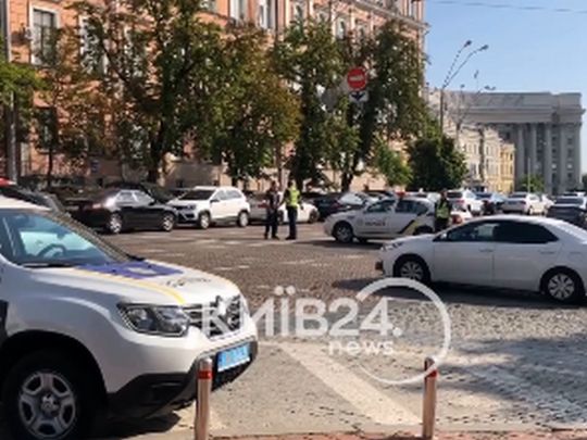 Центр Києва перекрили для руху транспорту, у місті «короки»: у чому причина (відео)