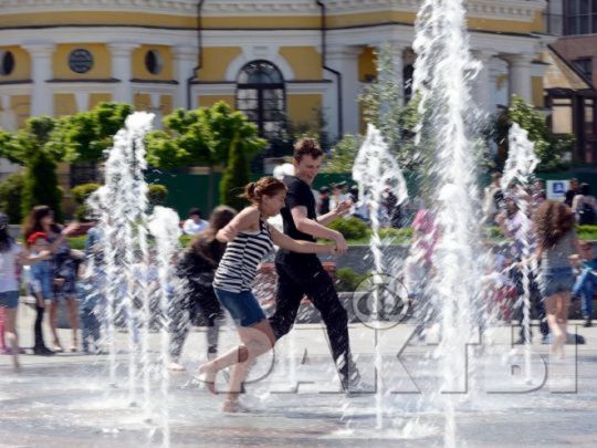 Гарячий вікенд: синоптики обіцяють спеку на вихідних, але місцями за раз випаде місячна норма опадів