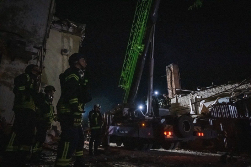 Окупанти вдарили ракетою по піцерії у центрі Краматорська: вісім людей загинули, поранених — десятки (фото, відео)
