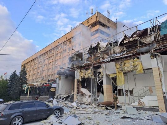 Окупанти вдарили ракетою по піцерії у центрі Краматорська: вісім людей загинули, поранених — десятки (фото, відео)