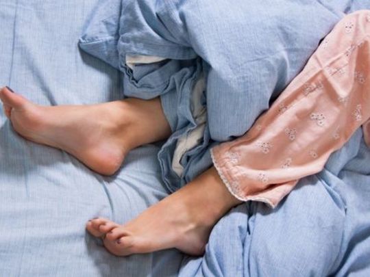 Повзають мурашки по ногах: лікар пояснив, що це може означати