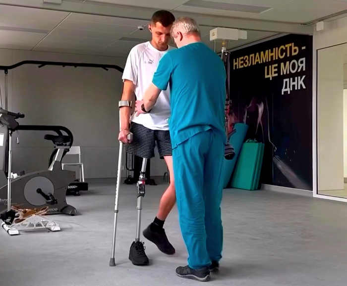 Танковий обстріл, 40 днів реанімації та футбол з легендою: історія захисника Євгена Шваба