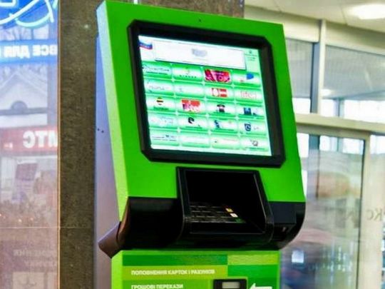 Термінали «ПриватБанку» більше не приймають готівку євро та долари: названо причину