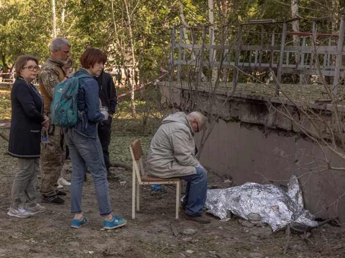 За два роки втратили чоловіка та батька: в столиці попрощались з мамою та дочкою, яких вбила російська ракета біля зачиненого укриття