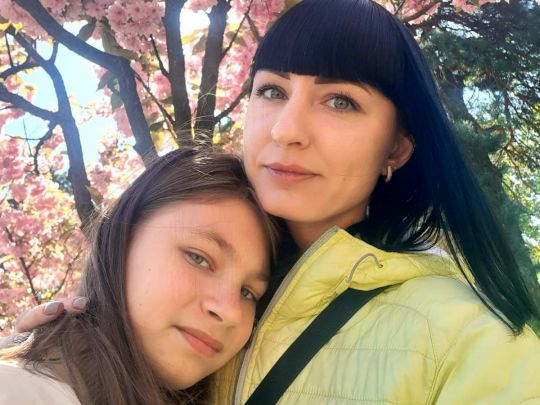 За два роки втратили чоловіка та батька: в столиці попрощались з мамою та дочкою, яких вбила російська ракета біля зачиненого укриття
