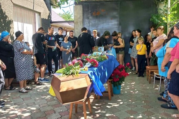 Почти полтора года считался пропавшим без вести: в Одесской области простились с молодым защитником Мариуполя