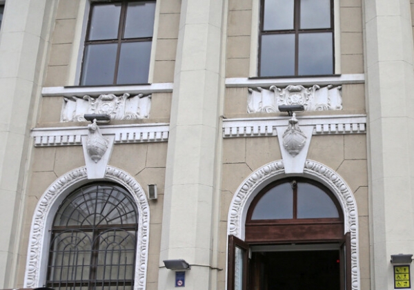 На одесском железнодорожном вокзале избавились от коммунистических символов 
