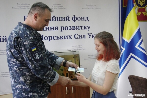 15-летняя волонтер "Мишка" из Одессы получила награду от Главнокомандующего ВСУ
