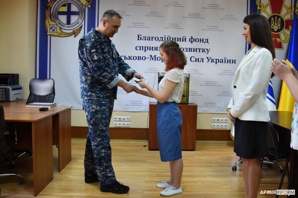 15-летняя волонтер "Мишка" из Одессы получила награду от Главнокомандующего ВСУ