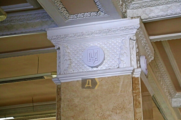 На одесском железнодорожном вокзале избавились от коммунистических символов 