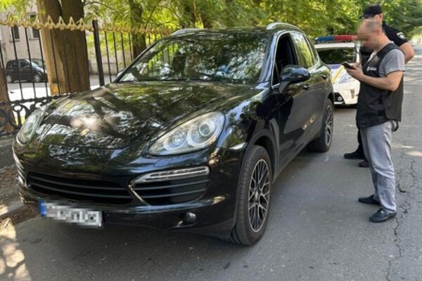 Назад в 90-е: в Одессе женщина решила отнять бизнес у своих знакомых и привлекла к этому "вора в законе"