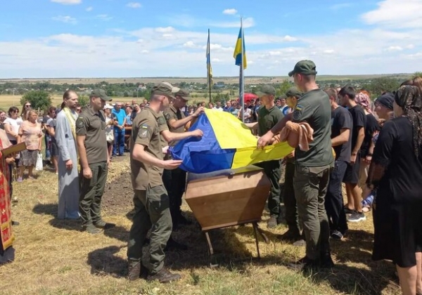 Почти полтора года считался пропавшим без вести: в Одесской области простились с молодым защитником Мариуполя